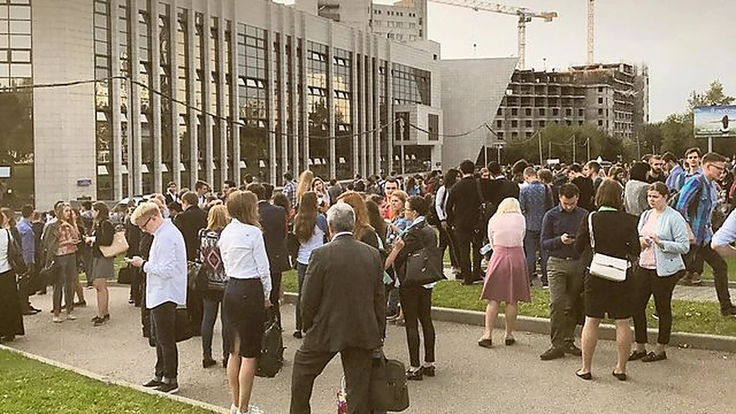 Mass evacuation in shopping centres, universities and train stations in Moscow due to bomb threats
